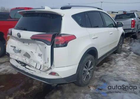 2017 Toyota Rav4 Xle z USA, uszkodzony, nr VIN JTMRFREVXHD216490